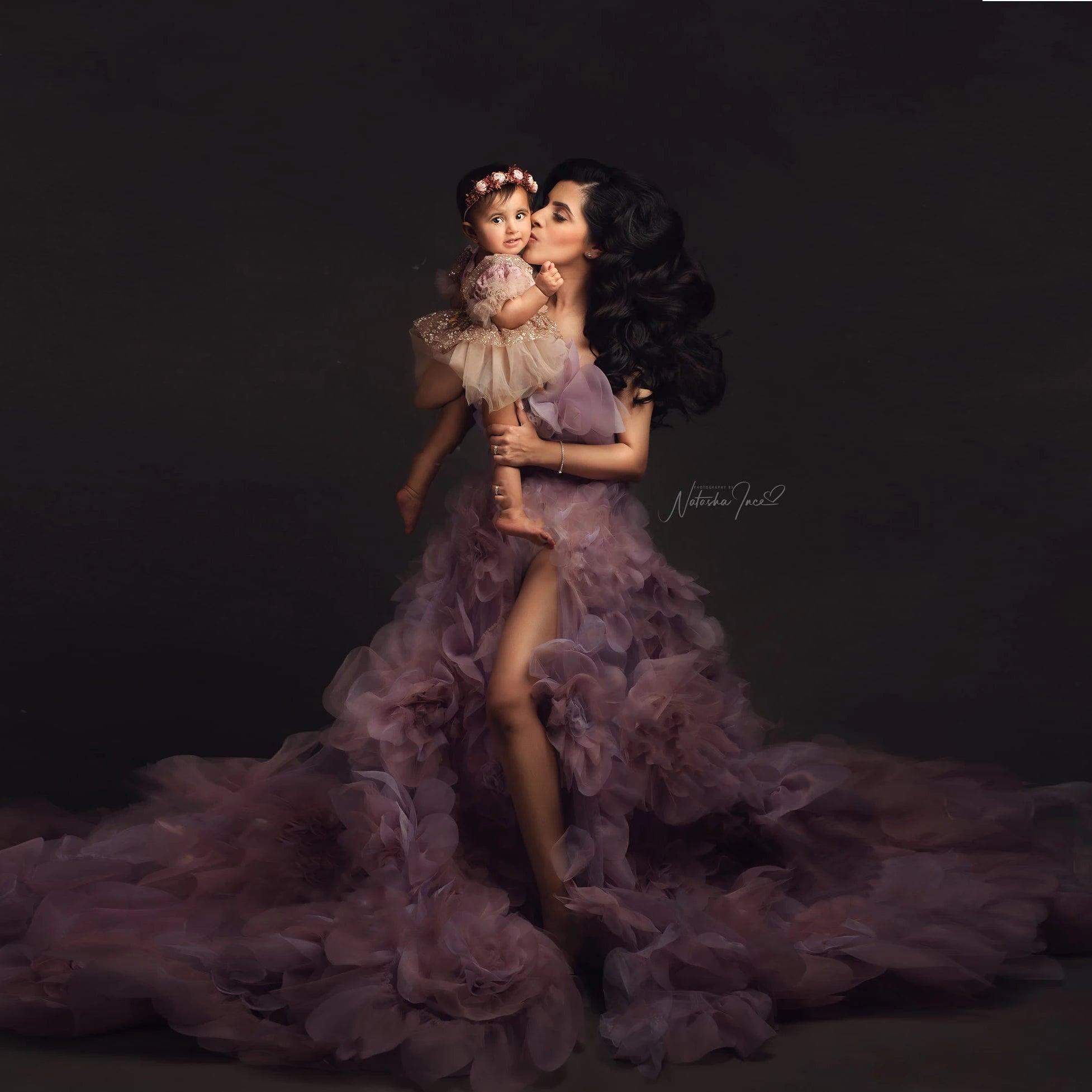 Elegant Ruffled Maternity Gown with High Split - Tulle Photography Dress with Puffy Train for Photoshoots Feminine Elegance